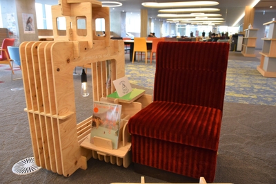 赤いソファの縦縞模様から着想されたスリット家具