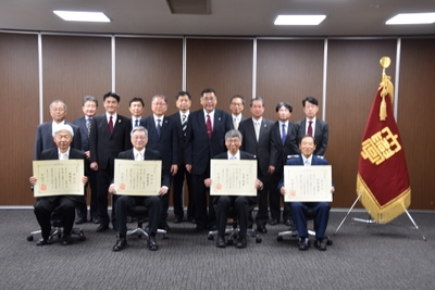 称号記を手にする名誉教授の方々と出席者