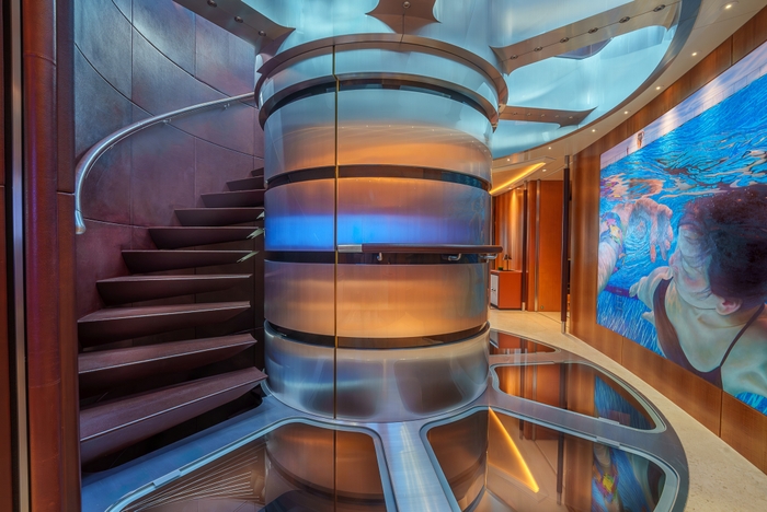 ジュメイラ「ザ・マルテーゼ・ファルコン」ガラスエレベーター & スパイラル階段