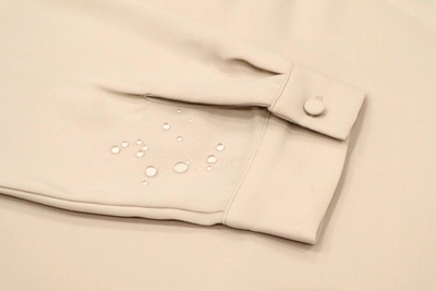 撥水の様子、袖口のクルミ釦
