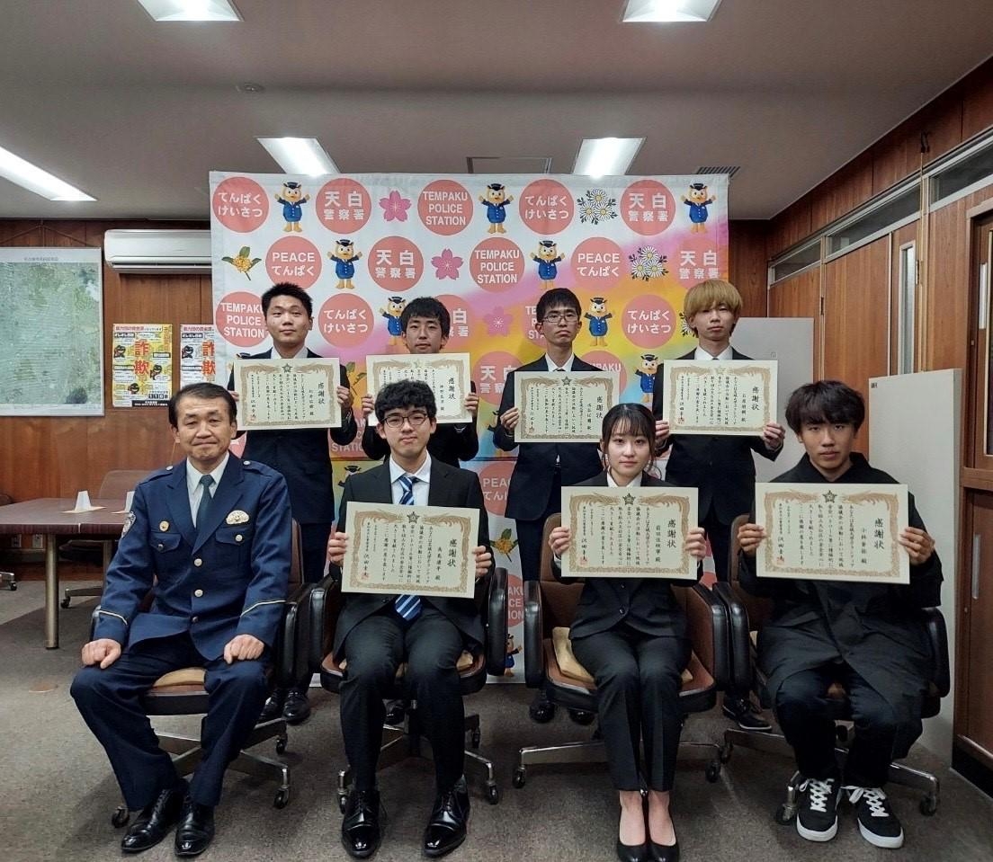 沢田署長(左下)とボランティア協議会メンバー