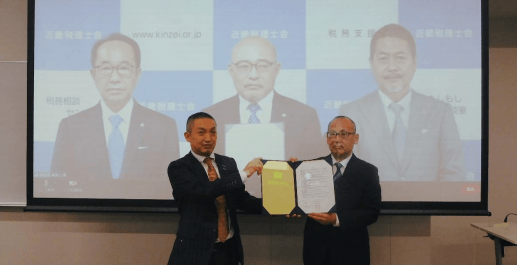 近畿税理士会とのオンライン調印式の様子(左:法学部長 神田 宏、右:法学部教授 中野 浩幸)