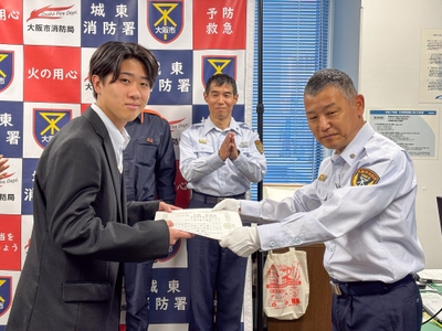 城東消防署長から感謝状を受け取る原田剣心さん
