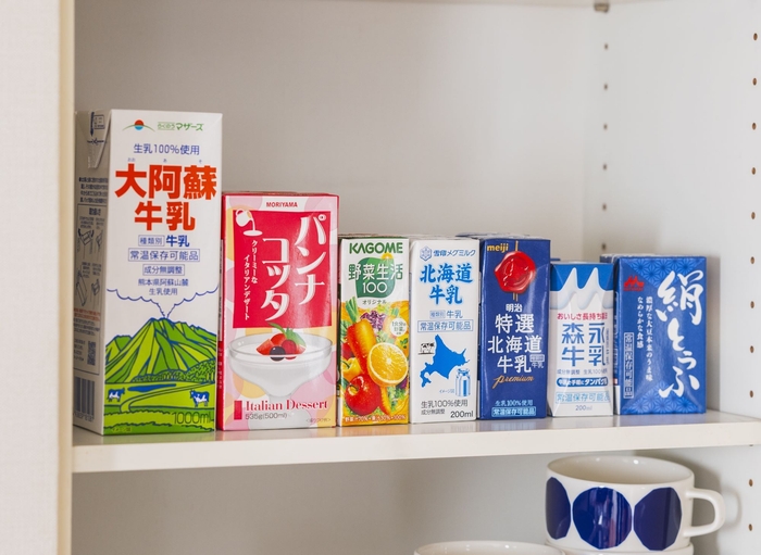 ロングライフ牛乳を保管棚でストック