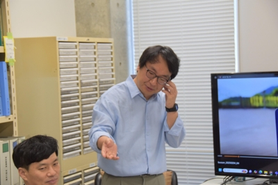 来日したメンバーを紹介するハン助教