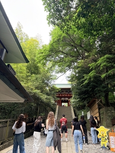 久能山東照宮の見学に向かう参加者たち