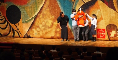 近大附属和歌山高校・中学校が「令和7年度　芸術鑑賞会」を開催　歴史ある伝統芸能「講談」を鑑賞