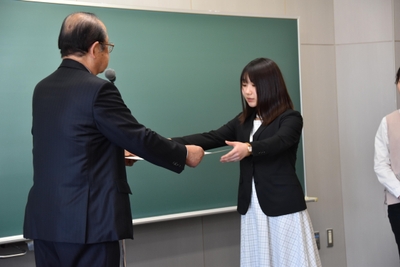 立花貞司理事長から賞状を受け取る深田さん