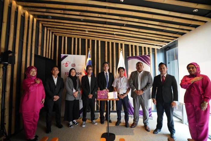 提携企業の集合写真