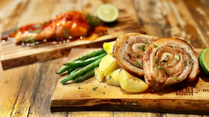 奥日向サーモンのウッドプランクグリル(奥) ウッドプランクで仕上げた日南もち豚(手前)