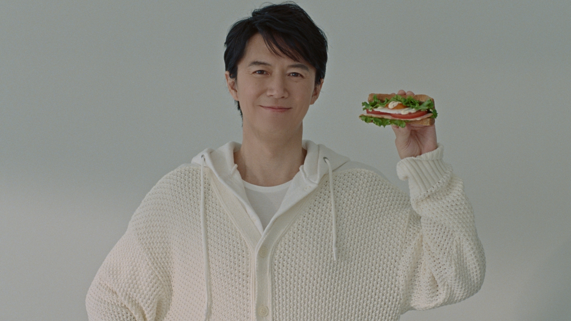 福山雅治さんを起用した新テレビＣＭ！キユーピーハーフ「サラダトースト 春」篇。～朝食に手軽に作れる、まるで“片手で食べるサラダ”のようなサンドイッチ～