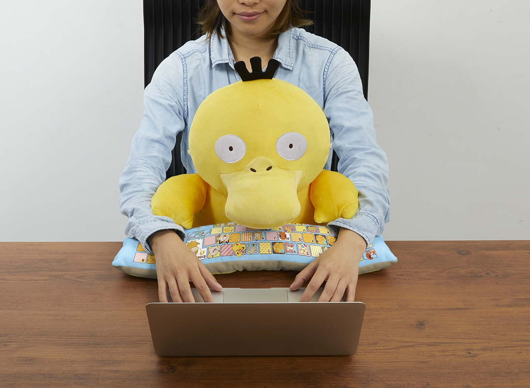 ポケモン - コダック ぬいぐるみ　クッション　ポケモン あひるポケモン「コダック」が約50cmのPCクッションで登場 頭を抱える