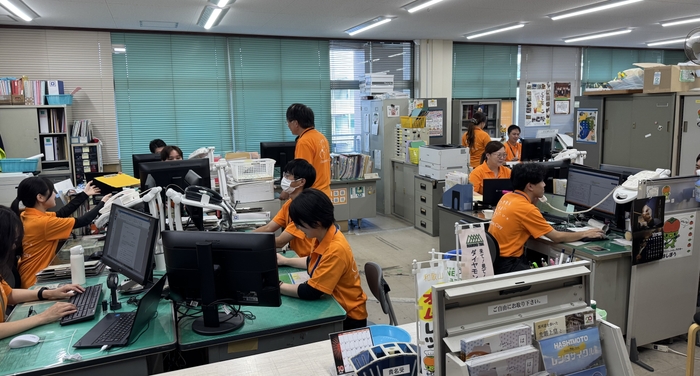 橋本市職員一同“柿色”で取り組む姿