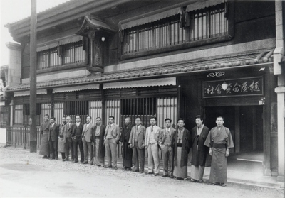 ▲昭和5年ごろ樋屋合資会社社屋前にて集合写真