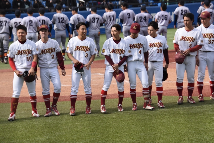 準決勝で惜しくも敗れ、応援席にあいさつする選手たち