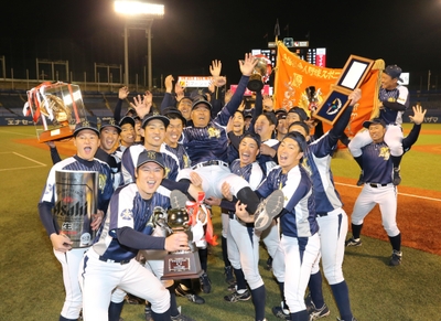 2019年（第74回）大会で優勝した日本新薬ナイン