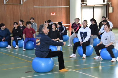 バランスボールを使った運動を荒木名誉教授が紹介