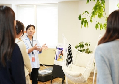 社員の半数以上が女性、20 ～ 30 代は3 分の2 を占め、年齢や性別に関係なく成果を公平に評価し、ママさん・20 代女性のリーダーが多く活躍しています。