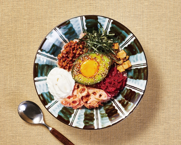 Tsumugiオリジナルブッダボウル「月見アボカドと納豆のブッダボウル」 1,100円(税込1,210円)