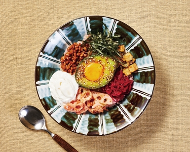 Tsumugiオリジナルブッダボウル「月見アボカドと納豆のブッダボウル」 1,100円（税込1,210円）