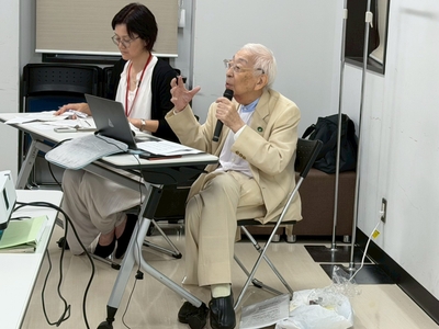 学生たちに被爆体験と核廃絶運動などについて話す田中さん