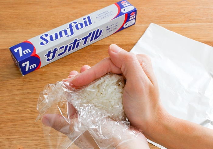 ラップで握ってホイルで包む