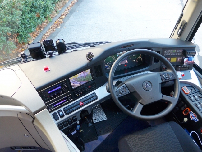 帝産観光バスの貸切バス車両(運転席)