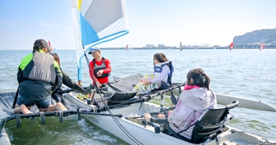 インストラクターがサポートし、出艇する様子