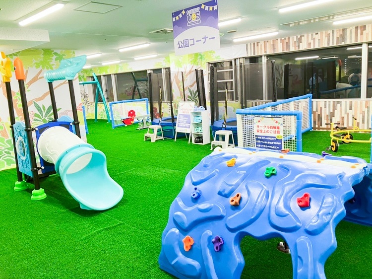 雨の日でもすべり台やブランコで遊べる