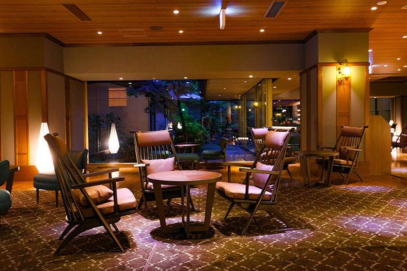 「TAOYA秋保(宮城県)」のラウンジ。クラシカルな雰囲気の中で、アルコールやソフトドリンクを片手に思い思いの時間をお過ごしください。