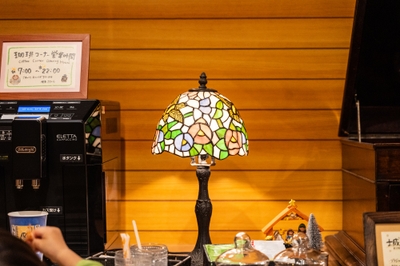 コーヒーやお茶を片手にくつろげるロビー〈ロビー〉