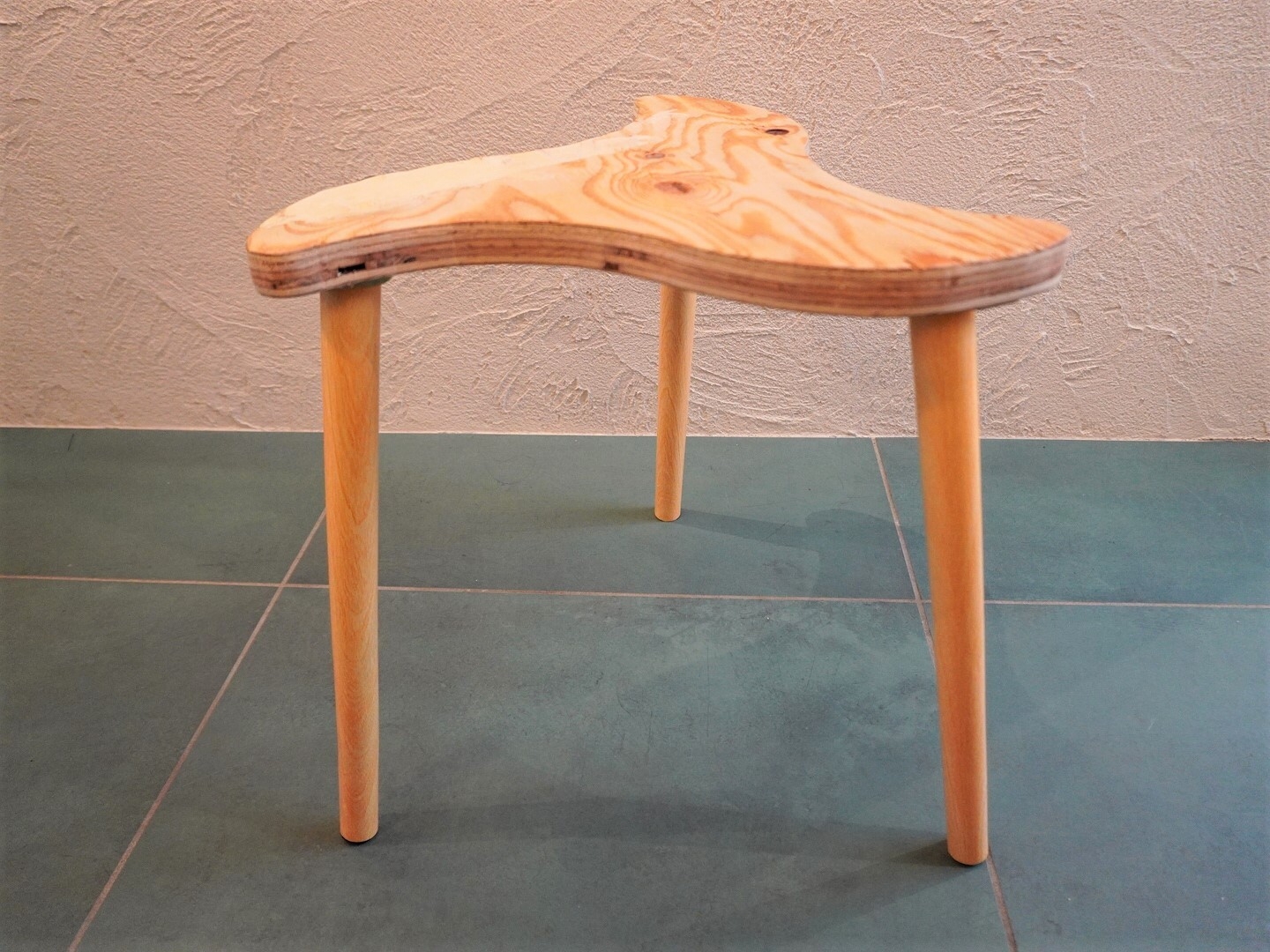 今回課題となる座面がトリスケル形状の椅子