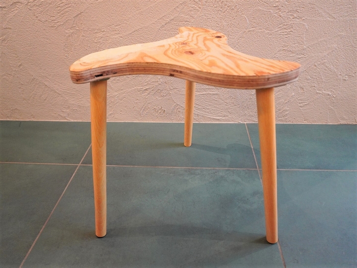 今回課題となる座面がトリスケル形状の椅子