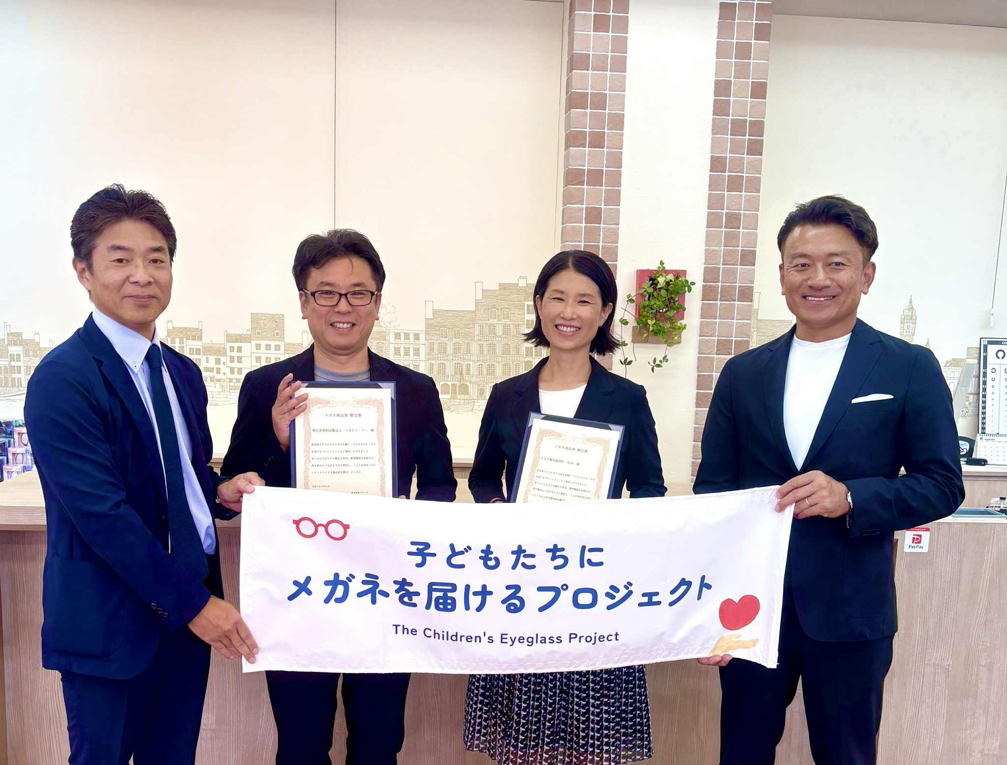 (写真左より) パリミキ 代表取締役社長 恒吉 裕司、特定非営利活動法人コネクト・ワン理事長 藤本真樹 様、ひとり親支援団体.Style(ドットスタイル) 代表 小西凡子 様、極東ホールディングス株式会社代表取締役鳴本 聡一郎 様