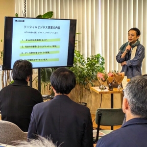 Nq7w7a3CbLG03xwiffqV.jpg?w=940&h=940