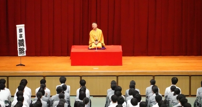 近畿大学附属福岡高校が芸術鑑賞会「学校寄席」を開催　高校生が落語を鑑賞し、伝統芸能に触れる