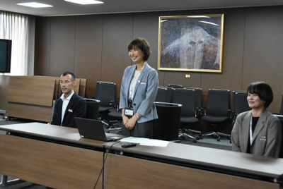 質問に答える「こっちのかいぜん」越野さん、濱崎さん（右）、岡田さん（左）