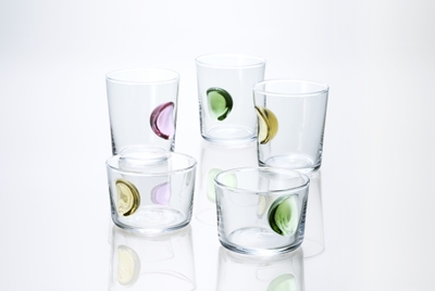 〈ekubo koppu えくぼコップ〉 手に取った時に、自然に触れたくなる明るい色のくぼみ。色ガラスをつけてあたためて吸うことでできたくぼみを「えくぼ」にたとえた愛らしいコップです。