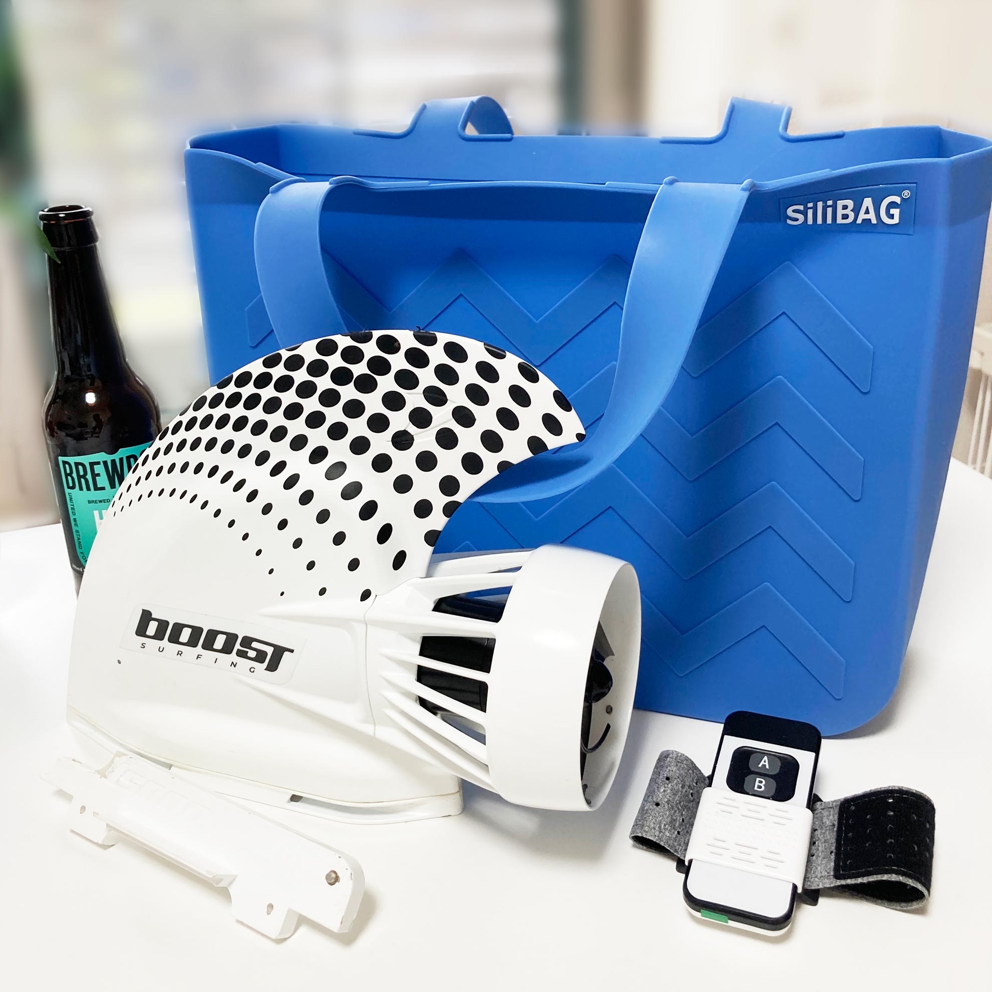 専用リモコン(右)で操作