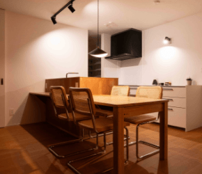 家族で過ごす夜のリビング