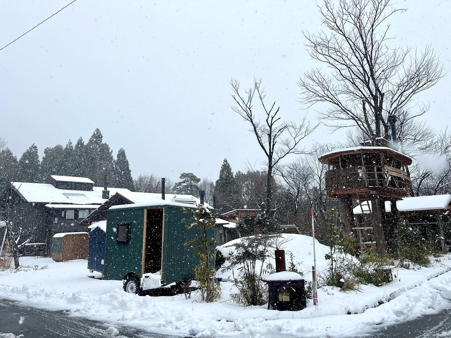 雪に覆われた「志我の里」
