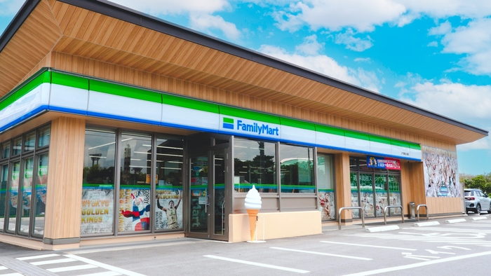 画像は「コザ運動公園店」の外観。沖縄ファミリーマート独自の琉球ゴールデンキングスのコラボ商品など、沖縄ファミリーマート独自ラインナップが展開されている