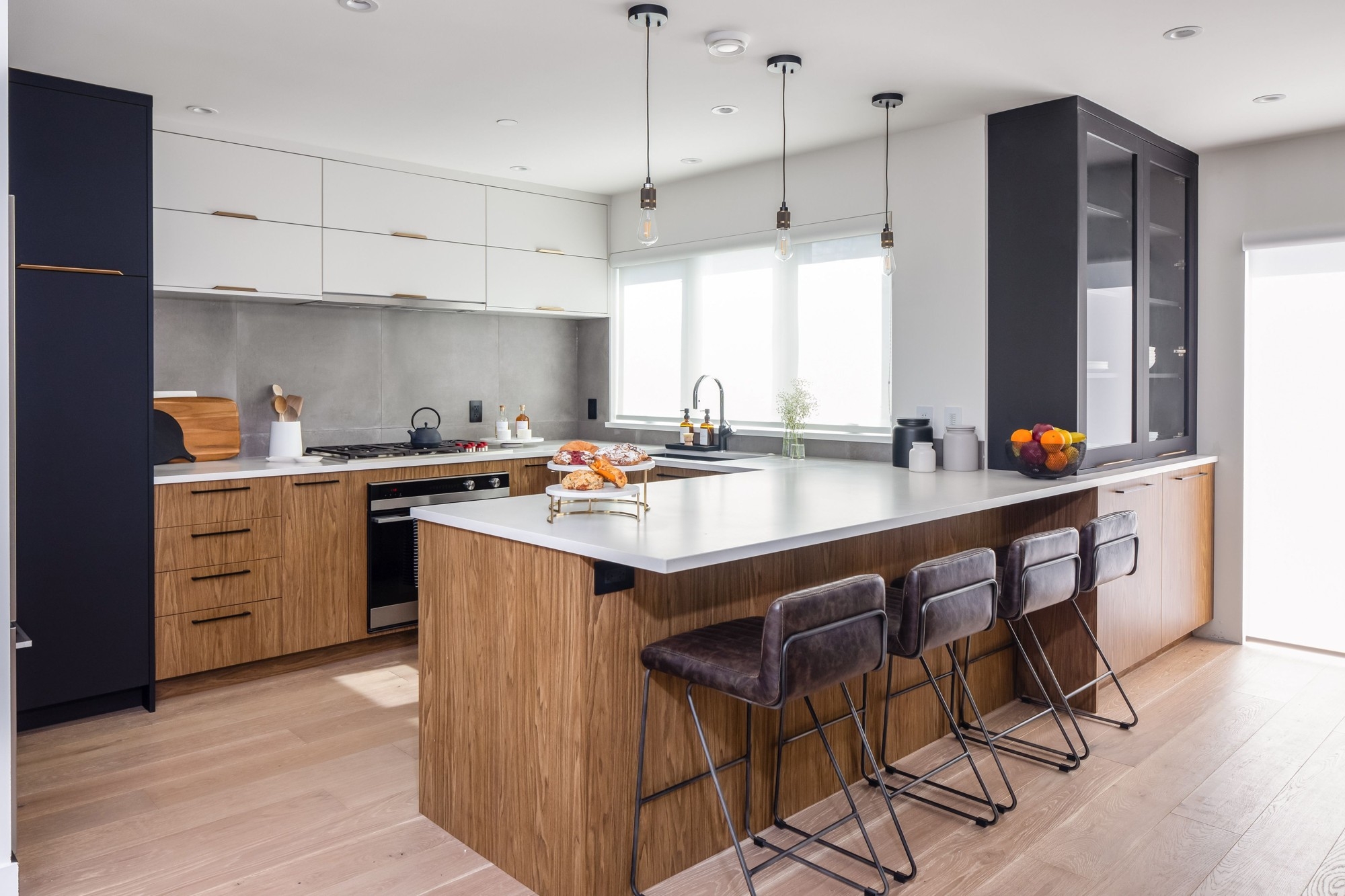 L字型キッチンとイーティングカウンター