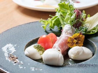 チーズ職人が実演！できたてチーズ×ゆと森倶楽部シェフが“ひとさら”に仕上げるイベント開催１周年