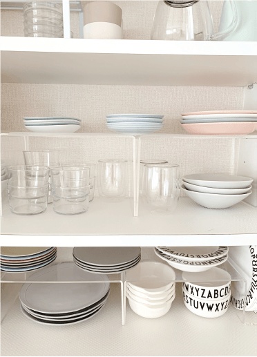 よく使う食器は手前と奥に分けて収納しない