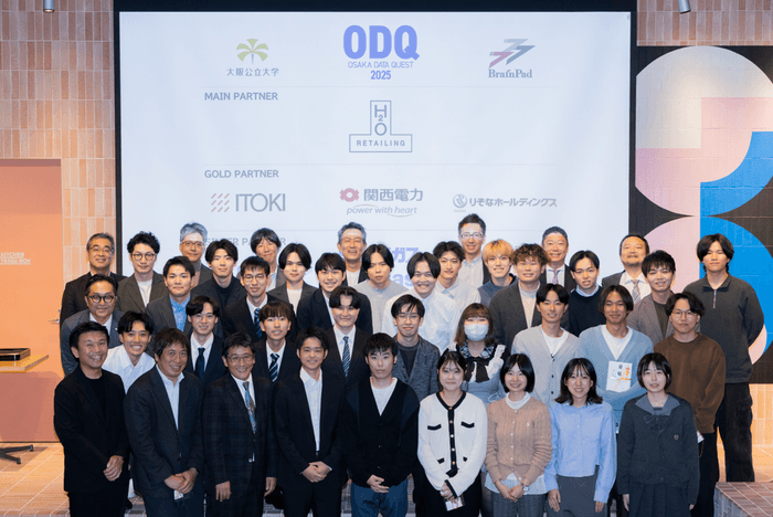 本選出場学生と、審査員の集合写真