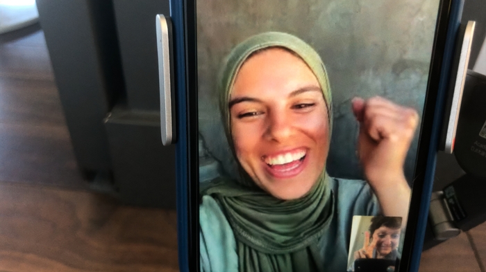 main (C)Sepideh Farsi Reves d'Eau Productions