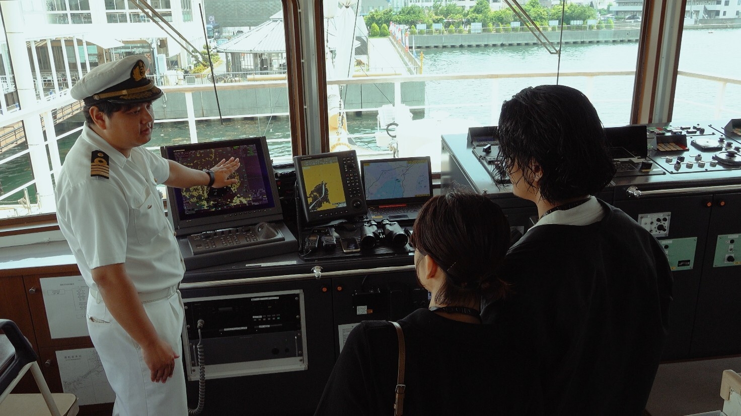 船長による操舵室見学(VIP席)