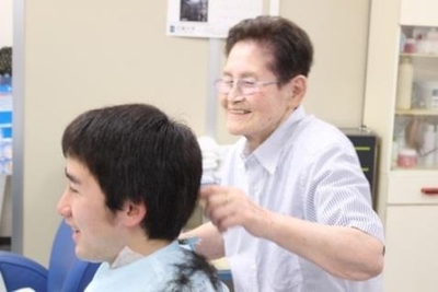 学生の髪を切る“おばちゃん”こと澤村良子氏