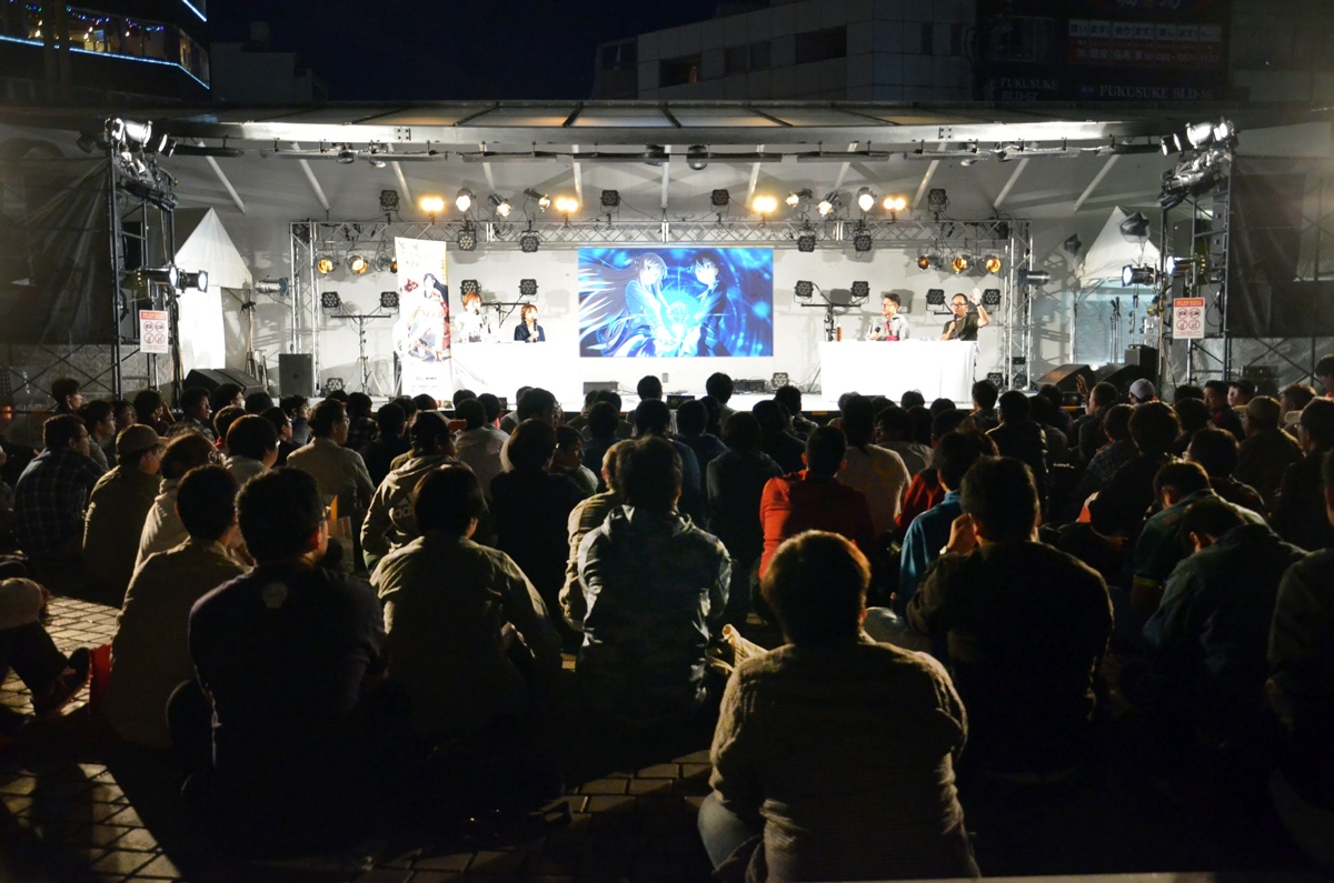 多くの観客で沸いた両国橋西公園野外ステージ